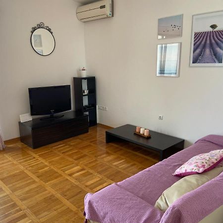 Apartment Iris & Elena Pinezići Eksteriør bilde
