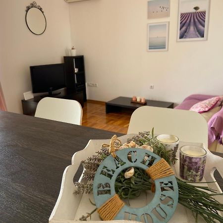 Apartment Iris & Elena Pinezići Eksteriør bilde